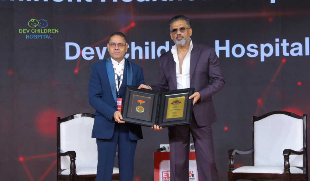 Dr. Anurag Singh receiving Eminent Healthcare Specialist award at ET Now National Awards 2026
